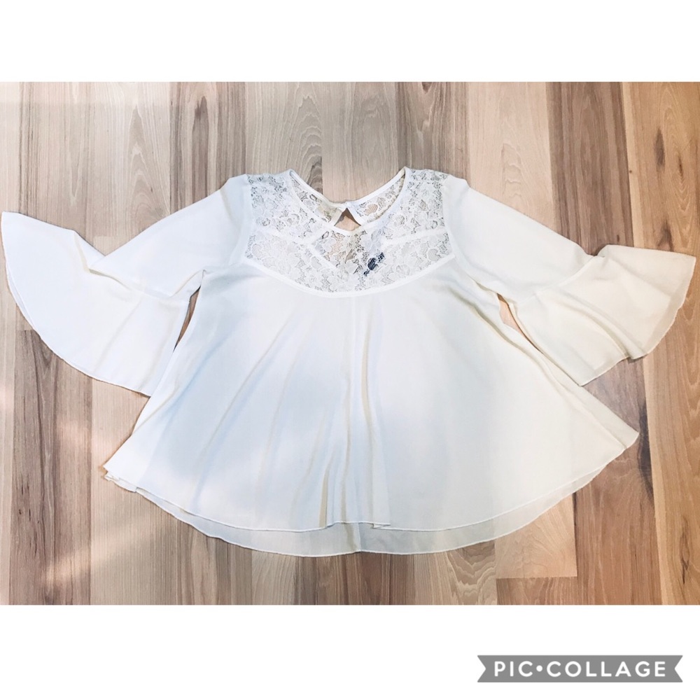 CHA CHA VENTE | BELL SLEEVE LACE TOP